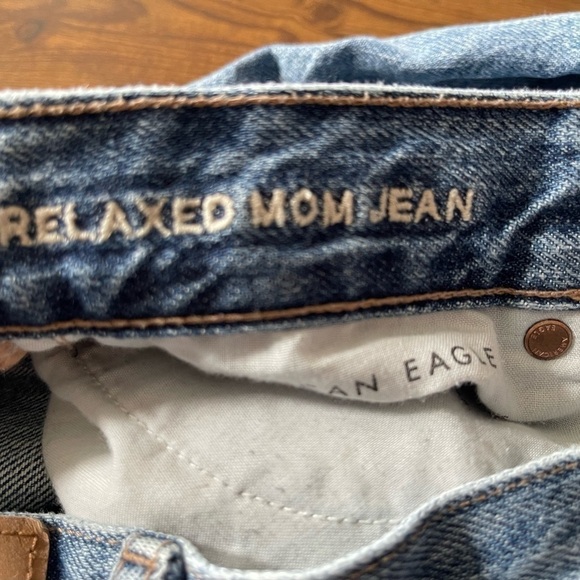 American Eagle relaxed high rise mom jean distressed cotton size 4 - Picture 9 of 11